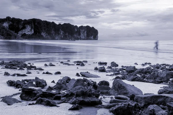 Άσπρο και μαύρο, τονισμένο φωτογραφία. Παραλία και θάλασσα — Φωτογραφία Αρχείου