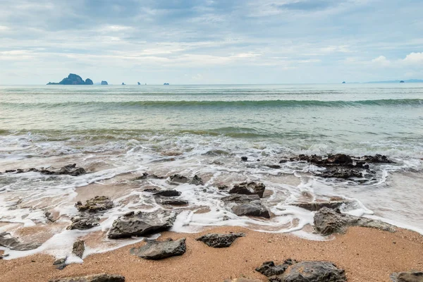 Mousse de mer de la mer d'Andaman et rochers sur le rivage, belle sc — Photo