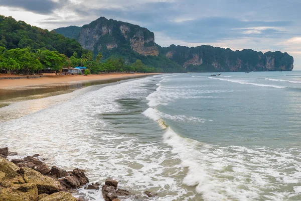 Tayland, bulutlu bir günde Krabi resort Beach — Stok fotoğraf