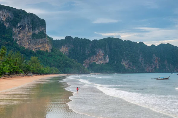 Playa de arena de Ao Nang Krabi resort en Tailandia — Foto de Stock