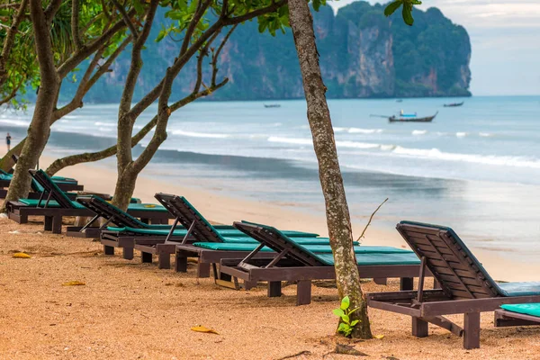 Una fila de tumbonas vacías en la playa de Ao Nang, Krabi provi — Foto de Stock