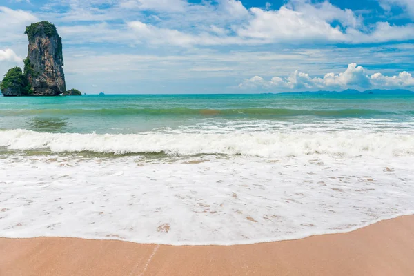 Olas del mar de Andamán rodando en la orilla arenosa de Krabi Res — Foto de Stock