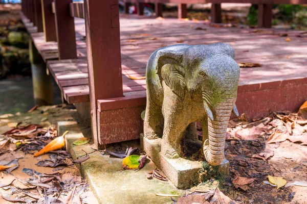 Elefante tailandés está hecho de mármol, de pie al aire libre —  Fotos de Stock