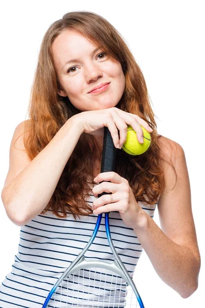 Πορτρέτο του ένα όμορφο κορίτσι με μια ρακέτα του τένις σε ένα λευκό bac — Φωτογραφία Αρχείου
