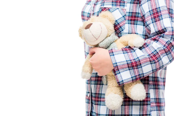 Lieblings-Teddybär in den Händen einer erwachsenen Frau im Schlafanzug cl — Stockfoto