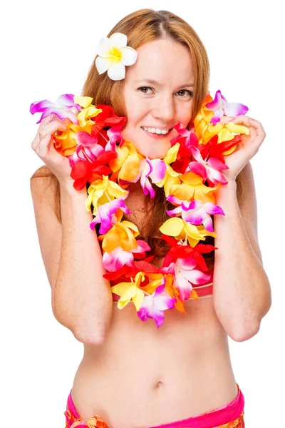 Chica feliz posando en estudio con lei floral sobre fondo blanco —  Fotos de Stock