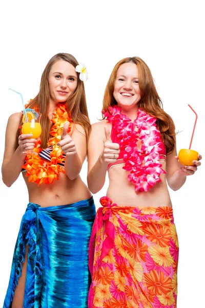 Flickvänner i Hawaiinska lei med cocktails poserar på vita backg — Stockfoto