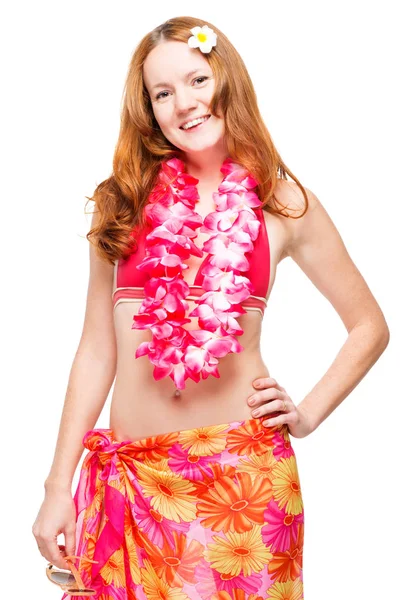30-jähriges Mädchen im Bikini und hawaiianischem Lei auf weißem Hintergrund — Stockfoto