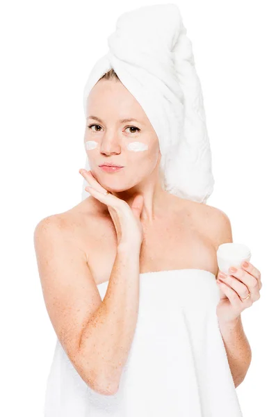 Schönes Mädchen mit Sommersprossen trägt Reinigungscreme auf Gesichtsski auf — Stockfoto