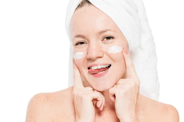 Kvinnliga ansikte efter dusch närbild med fuktkräm på kinderna — Stockfoto