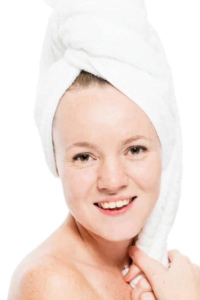 Beautiful young woman in towel with freckles on skin, close-up f — Stock Photo, Image