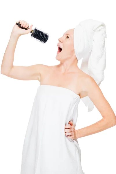 The girl sings in a hairbrush instead of a microphone in the sho — Stock Photo, Image