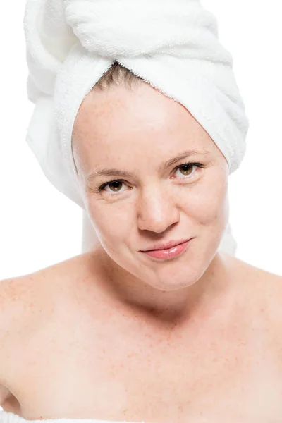 Beautiful 30 year old woman portrait after shower on white backg — Stock Photo, Image