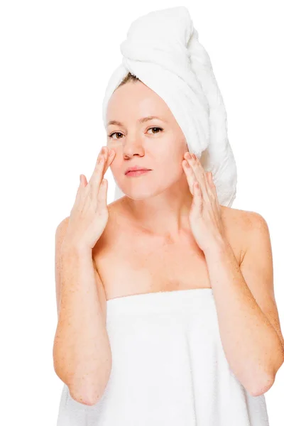 Žena s hnědýma očima v ručníku po sprše na bílé backgro — Stock fotografie
