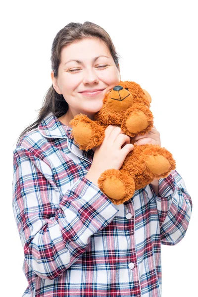 Glückliches Mädchen umarmt ihren geliebten Braunbär auf weißem Hintergrund — Stockfoto