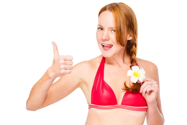 Chica divertida en bikini con plumer en el pelo sobre fondo blanco pos —  Fotos de Stock