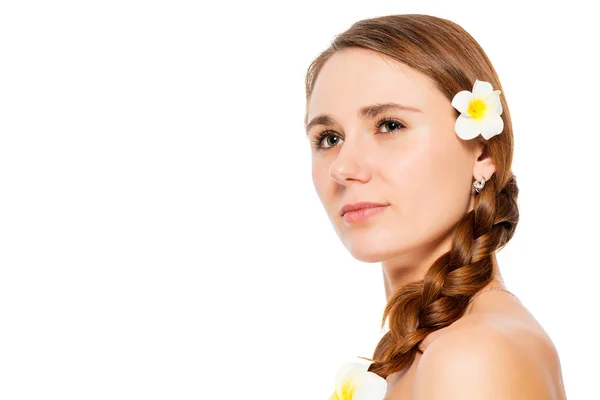 Primer plano de la cara de una mujer con flores en el pelo en una b blanca —  Fotos de Stock