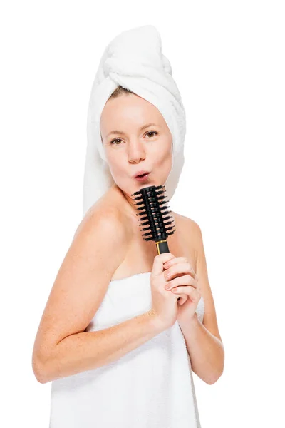 Singer after the shower singing into a hairbrush on a white back — Stock Photo, Image