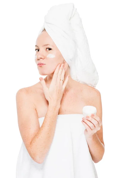 Une femme a la peau avec des taches de rousseur, provoquant crème hydratante sur — Photo