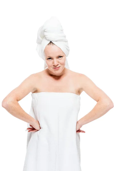 Chica en una toalla después de tomar un baño sobre un fondo blanco posando —  Fotos de Stock