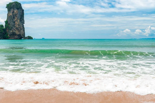 Gyönyörű tengerre és rock Andamán-tenger Krabi resort, Thaiföld — Stock Fotó