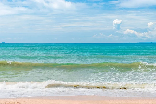 Blu turchese mare e l'orizzonte, la foto è stata scattata in Tha — Foto Stock