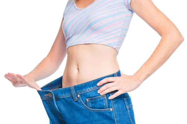 Una donna considerevolmente magra prova i suoi jeans blandi su un ba bianco — Foto Stock