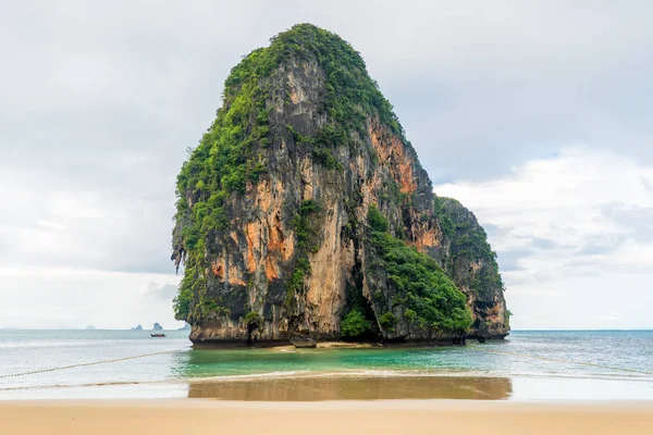 Vista de la montaña rocosa Ko Rang Nok en Tailandia — Foto de Stock