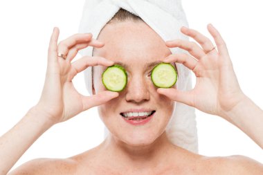 Gözler yakın çekim yakınındaki taze salatalık dilimleri ile kadın portre