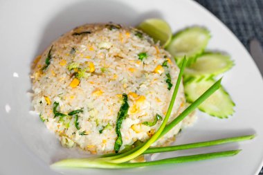 Bir porsiyon pirinç pişmiş sebze ile bir Tay tarifi ve örneğin