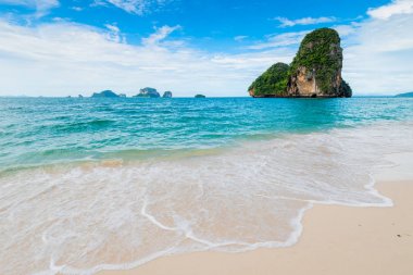 Turkuaz temiz Denizi ve beyaz köpük Thailan kumlu kıyı üzerinde