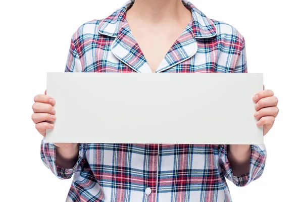 Cartel de primer plano blanco en las manos de una mujer vestida a cuadros p —  Fotos de Stock