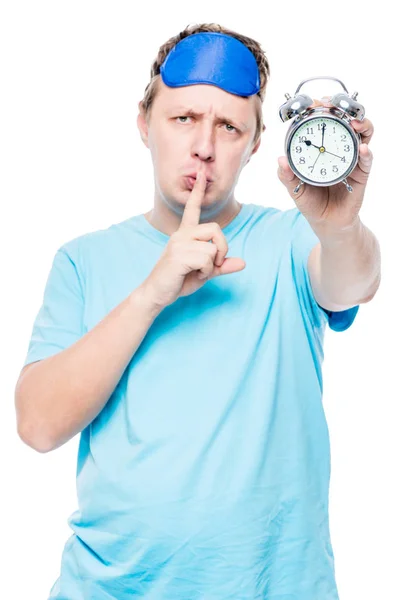 Retrato vertical de um homem com um despertador mostra um gesto — Fotografia de Stock