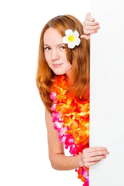 Frau mit Feder im roten Haar mit einem weißen leeren Poster auf einem — Stockfoto