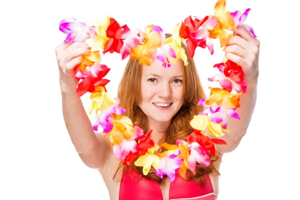 Mujer feliz estira lei floral para unas vacaciones en Hawaii —  Fotos de Stock