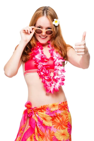 Kızıl saçlı kız plaj sezonu için bağlantı noktası hazır güneş gözlüklü — Stok fotoğraf
