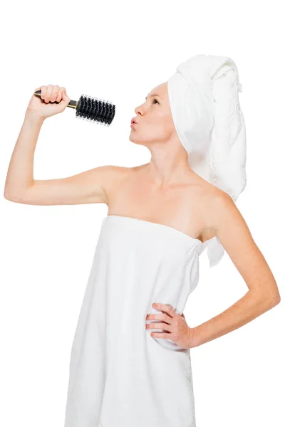 Mulher com um pente para o cabelo executa sua música favorita em um branco — Fotografia de Stock