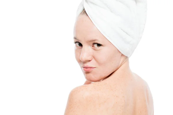 Beautiful girl in a towel looked back at the camera, on the skin — Stock Photo, Image