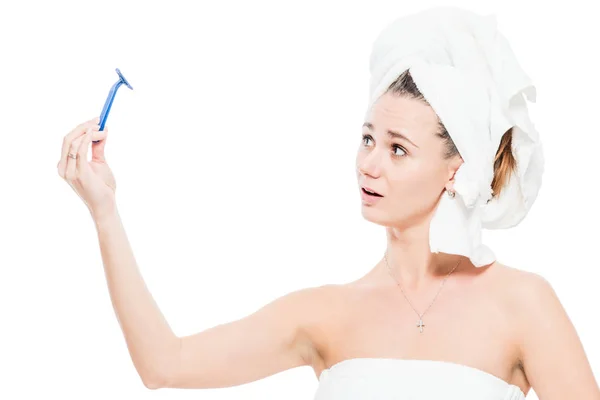 Retrato de una chica después de la ducha con una navaja de afeitar sobre fondo blanco — Foto de Stock