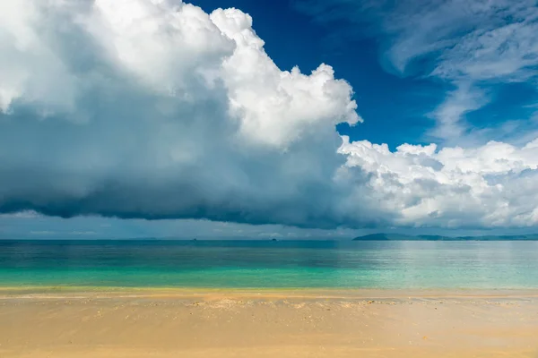 Blue rain clouds hover over the calm sea of Thailand — Stock Photo, Image