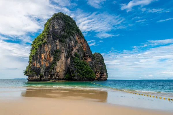 Az Andamán-tenger thaiföldi lakatlan rock-sziget — Stock Fotó