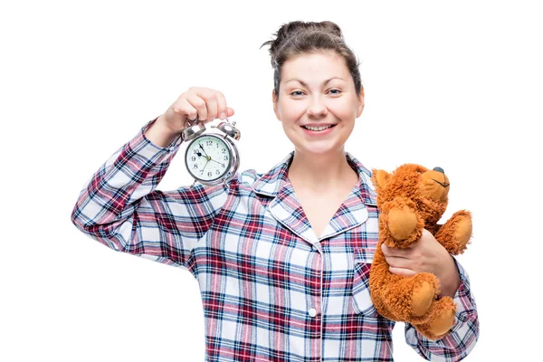 Schöne glückliche Frau zeigt einen Wecker vor dem Schlafengehen o — Stockfoto