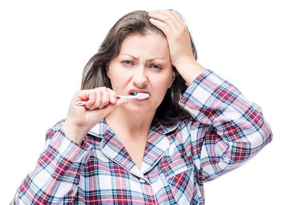 Mujer somnolienta insatisfecha cepillándose los dientes después de despertar, isola — Foto de Stock