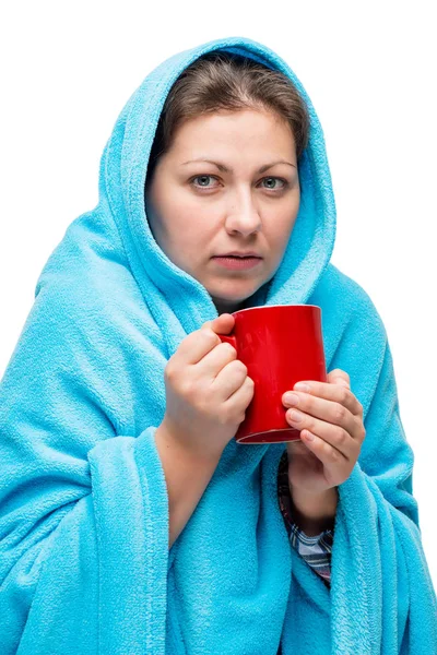 Girl with herbal tea wrapped in a plaid during a fever on a whit — Stock Photo, Image