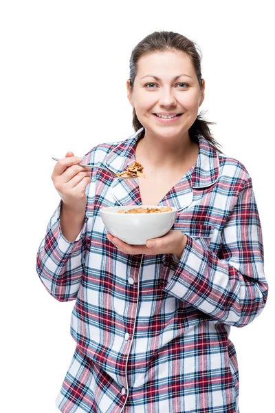 Alegre bela morena no pijama comer pequeno-almoço cereal w — Fotografia de Stock