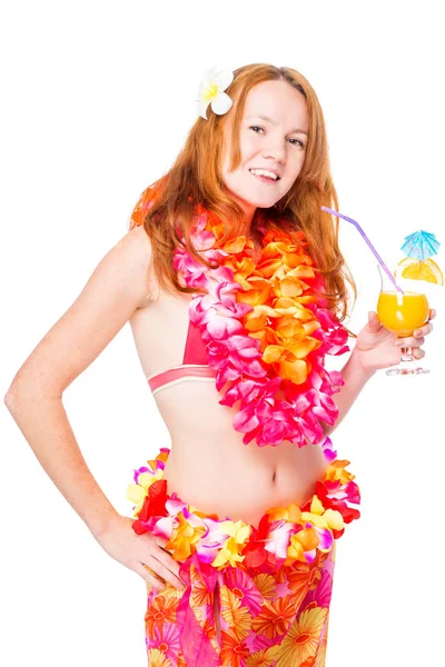 Glückliches Mädchen mit roten Haaren mit einem Cocktail auf weißem Hintergrund — Stockfoto