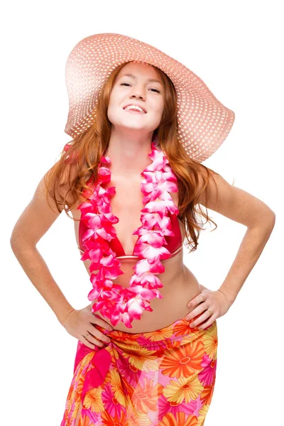 Mujer sonriente feliz con el pelo rojo en la imagen de la playa en lei o floral —  Fotos de Stock