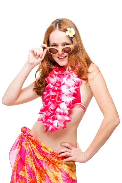 Modelo hawaiano en bikini sobre fondo blanco posando en estudio —  Fotos de Stock