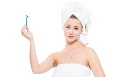 Bir traş makinesi ile bir kız beyaz arka plan portresi izole 