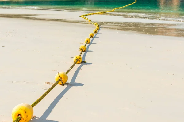 Liny z boje się ograniczyć kąpielisko na piasku z bliska — Zdjęcie stockowe